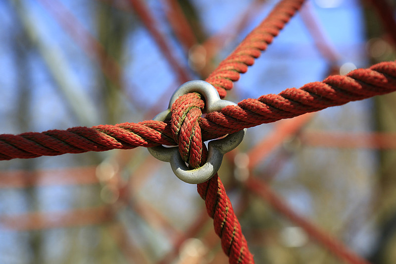 Knotenstelle eines Klettergerüsts aus Seilen