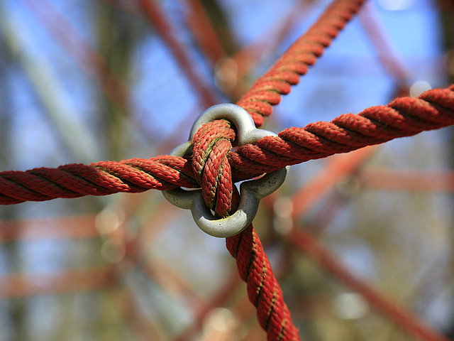 Knotenstelle eines Klettergerüsts aus Seilen